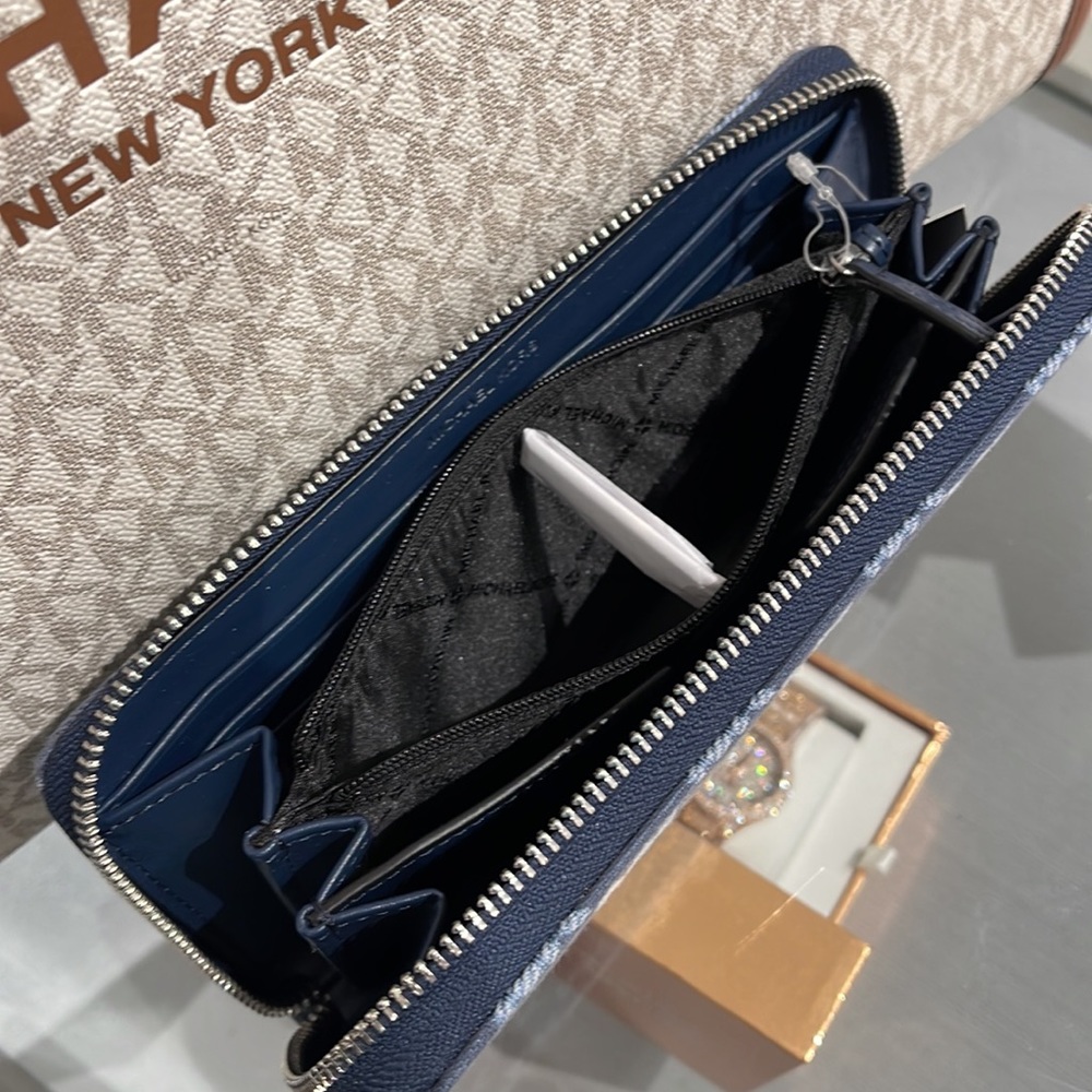Michael Kors Men’s Women’s Cooper Tech Zip Around Wallet
Navy Multi Unisex
NWT - Picture 11 of 16